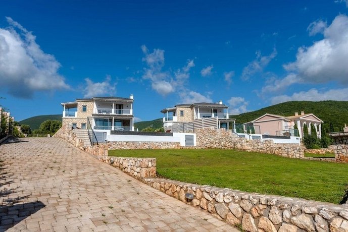 White Villas Karavomilos