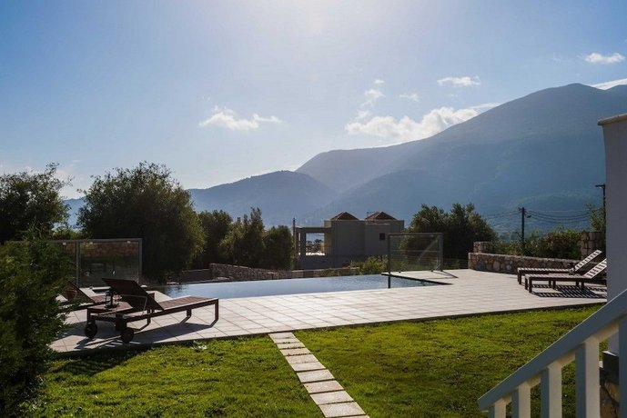 White Villas Karavomilos