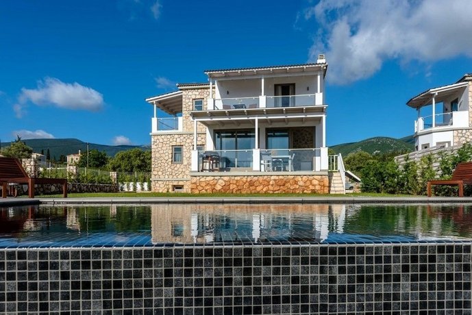 White Villas Karavomilos