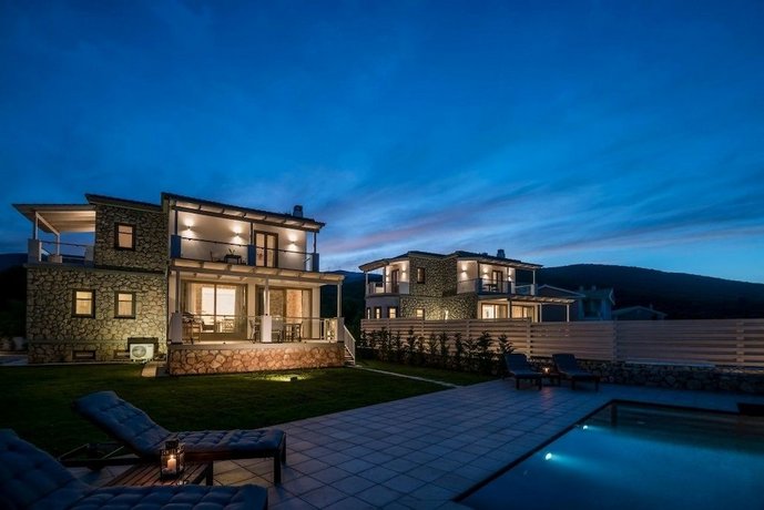 White Villas Karavomilos