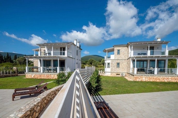 White Villas Karavomilos