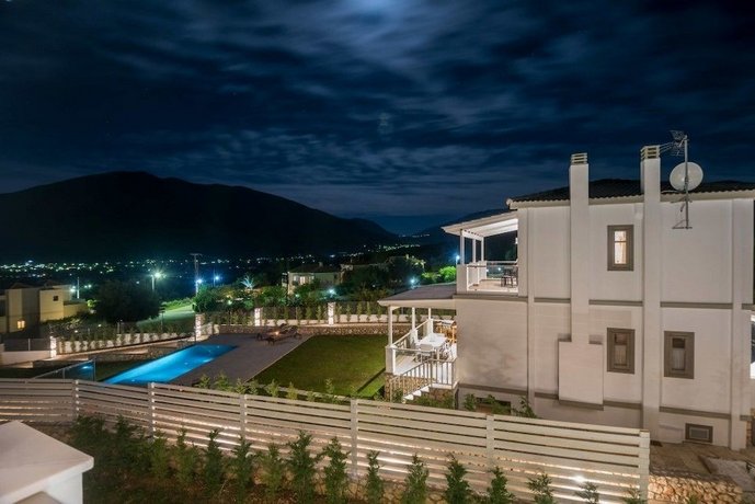 White Villas Karavomilos