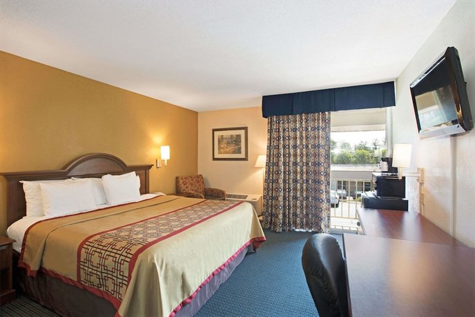 Days Inn by Wyndham Charlotte Woodlawn Near Carowinds