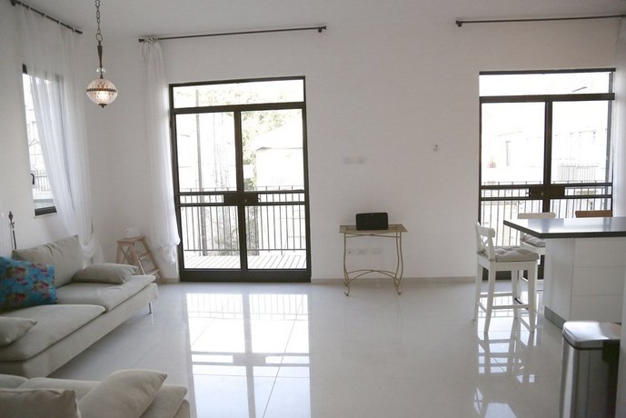 Holyguest - Hess St 8