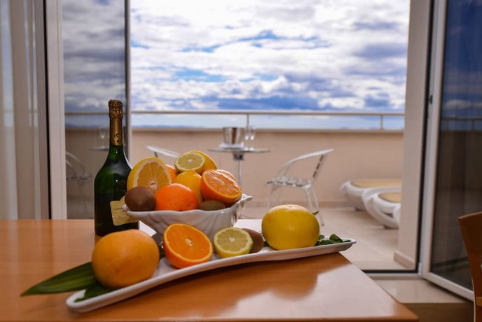 La Luna Island Hotel