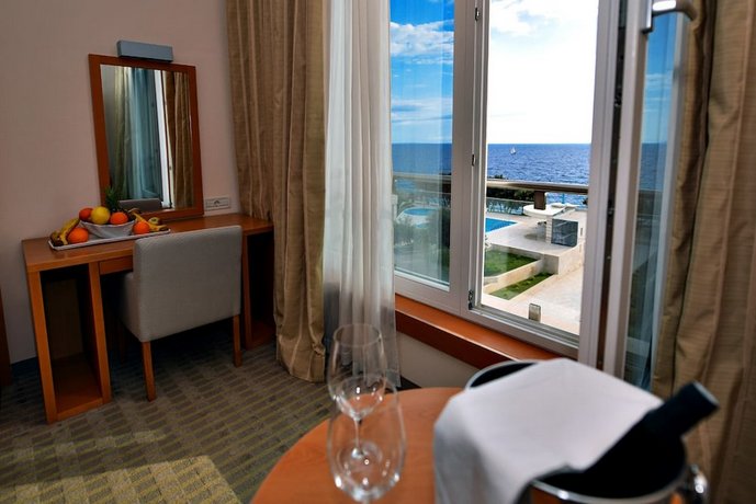 La Luna Island Hotel