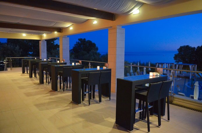 La Luna Island Hotel