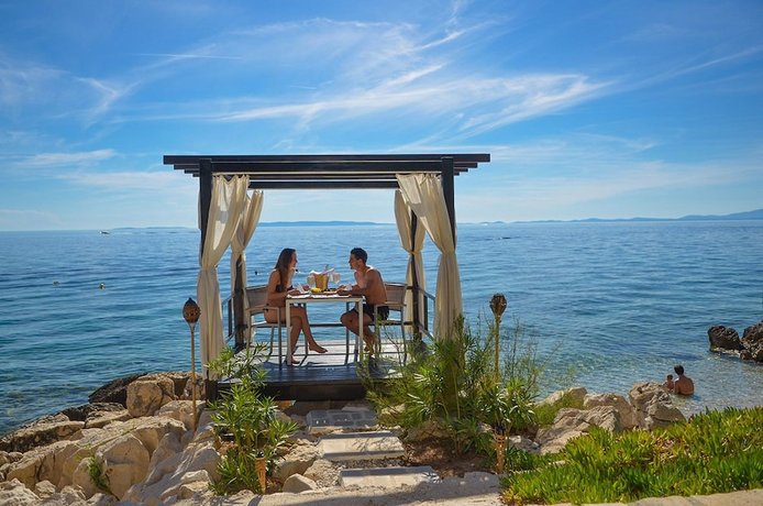 La Luna Island Hotel