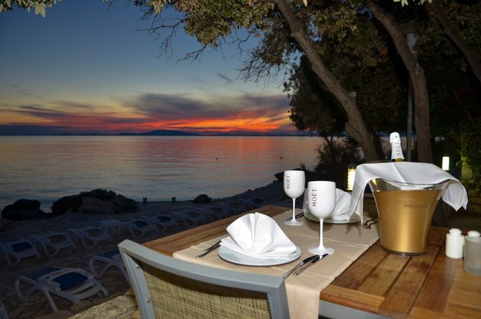 La Luna Island Hotel