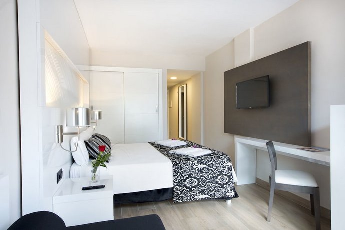 Aparthotel Playa de Muro Suites