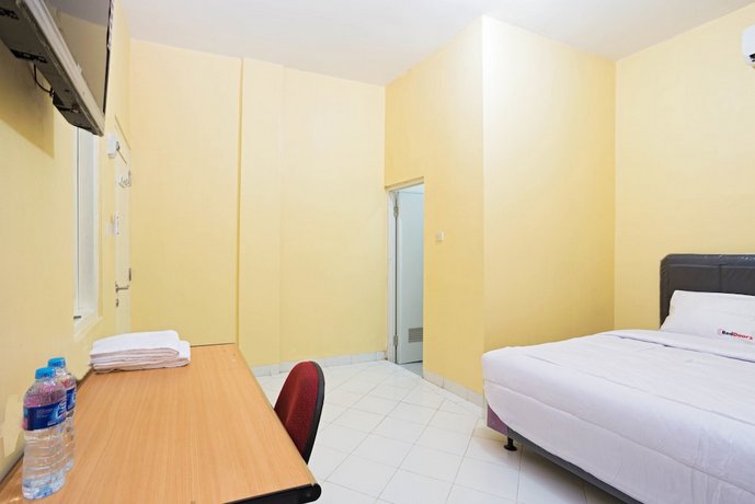 RedDoorz near Halim Perdanakusuma