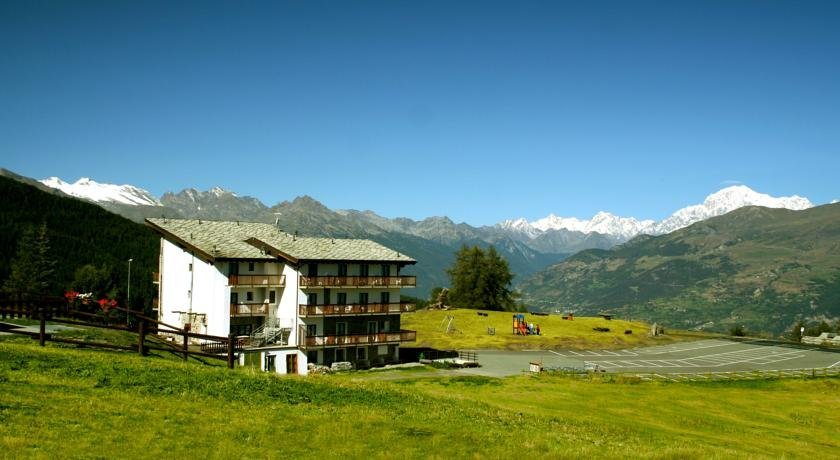 Hotel Chalet Des Alpes Grimondet Ski Lift Italy thumbnail