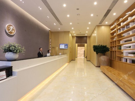 Ji Hotel Pedestrian Street Monument For Liberation