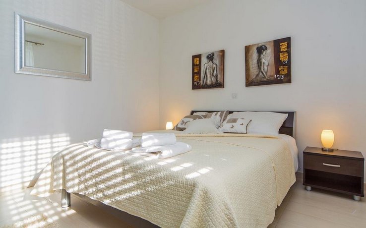 4b Apartments