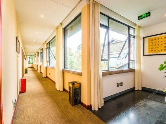 Emeishan Chanlin Yashe Hotel