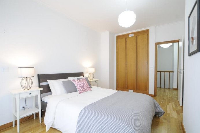 Top Duplex Apartment - 4 Bedrooms & Garage