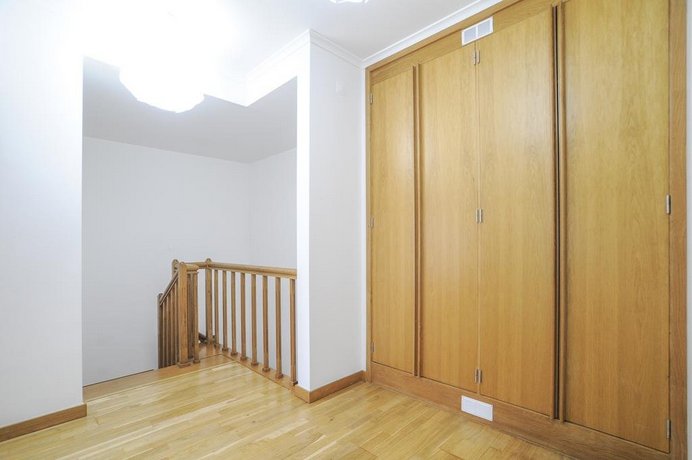 Top Duplex Apartment - 4 Bedrooms & Garage