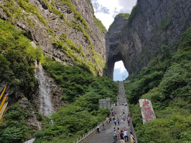 Zhangjiajie April Hostel 