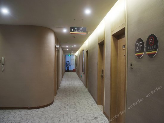 Super 8 Hotel Wenjiang Cross-Strait Industrial Park