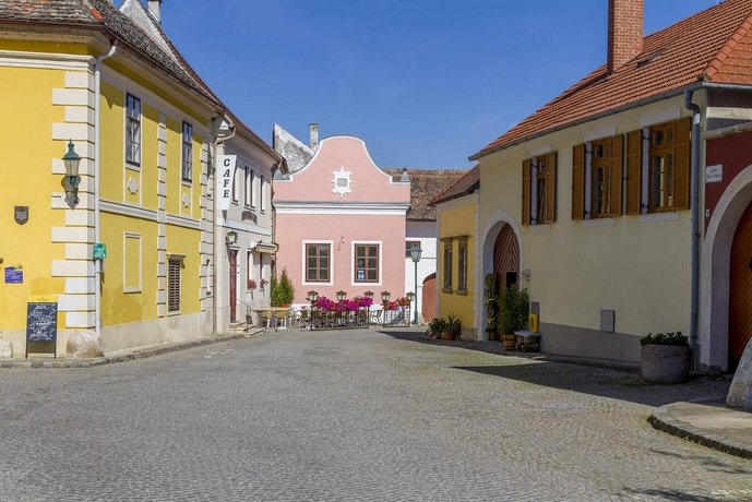 unser rosa Haus fur Sie Rathausplatz Austria thumbnail