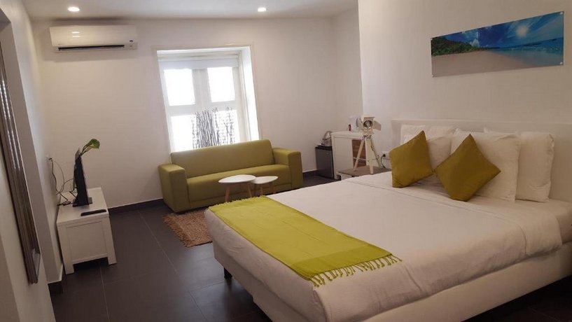 Saint Tropez Apartments & Suites
