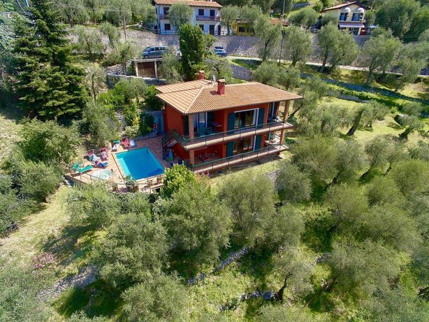 Villa with pool and beautiful lake view