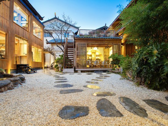 Lishui Yunbian Holiday Hotel