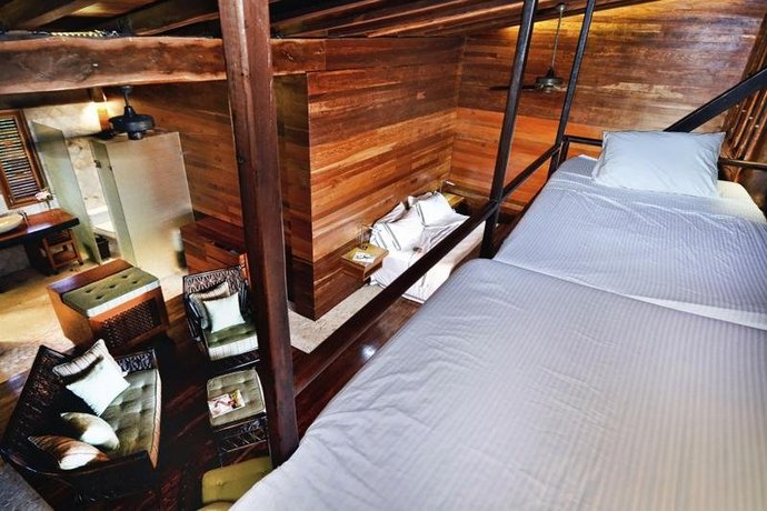 Deluxe Handcrafted 4 Br Oceanfront Treehouse