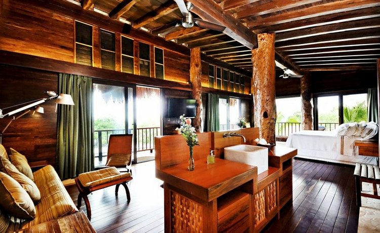 Deluxe Handcrafted 4 Br Oceanfront Treehouse