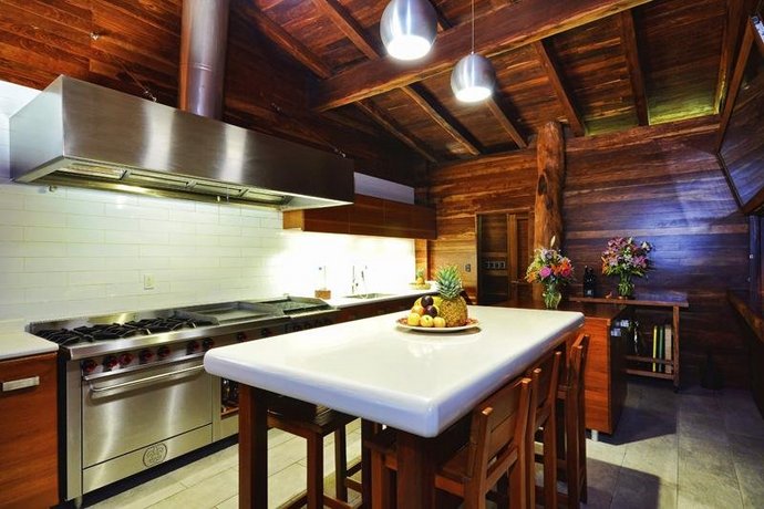 Deluxe Handcrafted 4 Br Oceanfront Treehouse