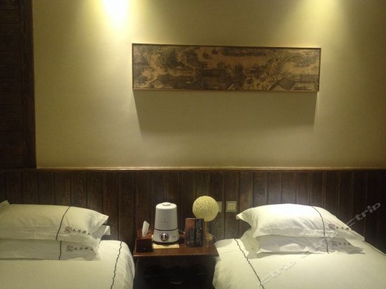 Muzi Courtyard Inn