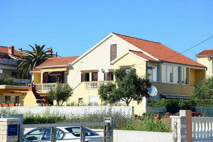Lanterna Puntamika apt near beach