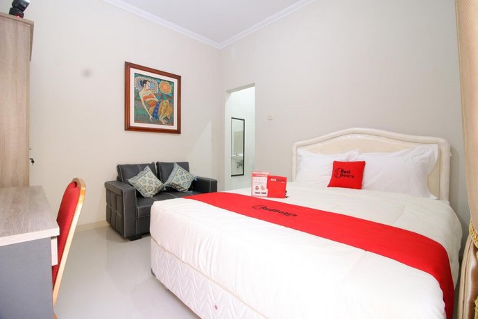 RedDoorz Plus near STIE YKPN