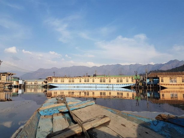 Houseboat Holiday Home