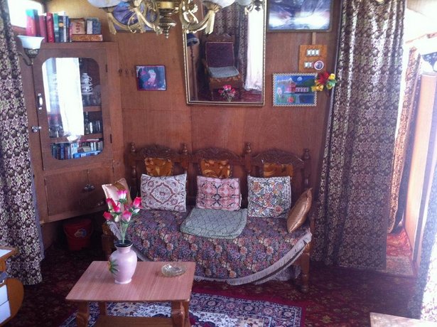 Houseboat Holiday Home
