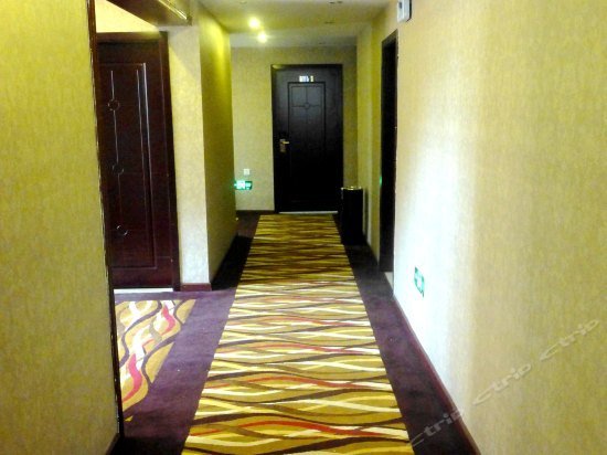 Qinhuang Business Hotel