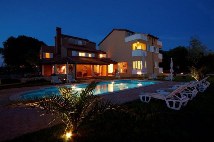 Guesthouse Barboska-pool & tennis court