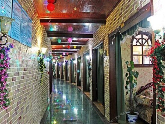 Feicui Huangguan Hotel