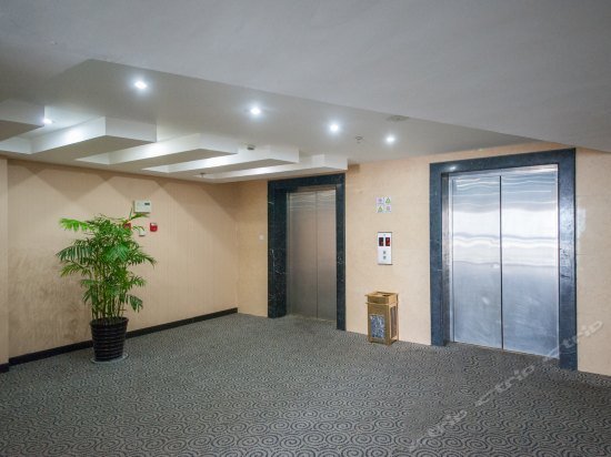 Sails Hotel