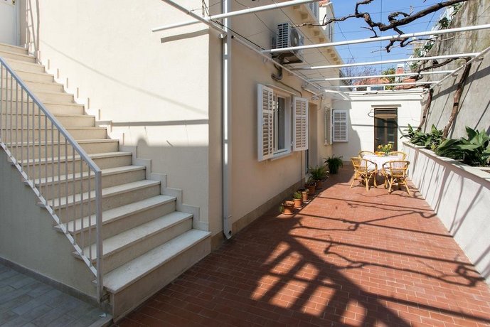 Rooms Batina