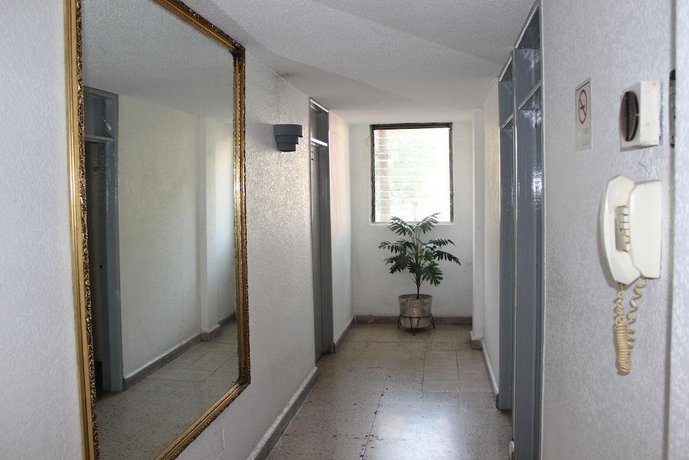 Hotel Polly