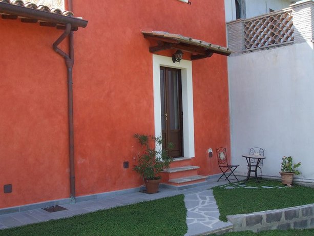 BLUE HOUSE near Bagnoregio-overlooking the Umbrian Mountains and Tiber Valley