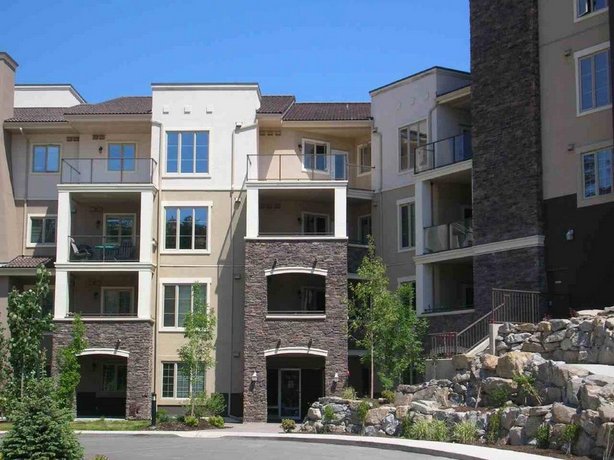 Pinnacle Pointe Resort by kelownacondorentals