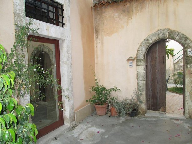 House with Garden Noto