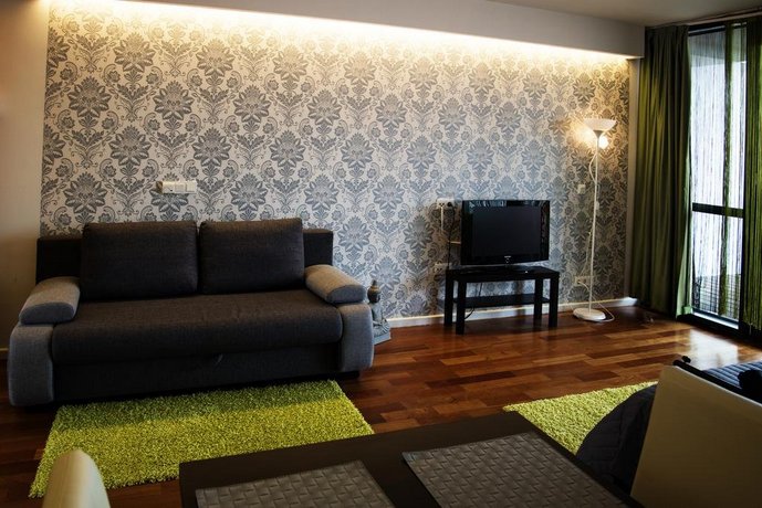Modern Apartment with Lake View