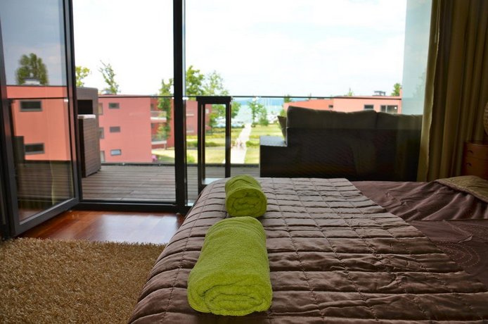 Modern Apartment with Lake View