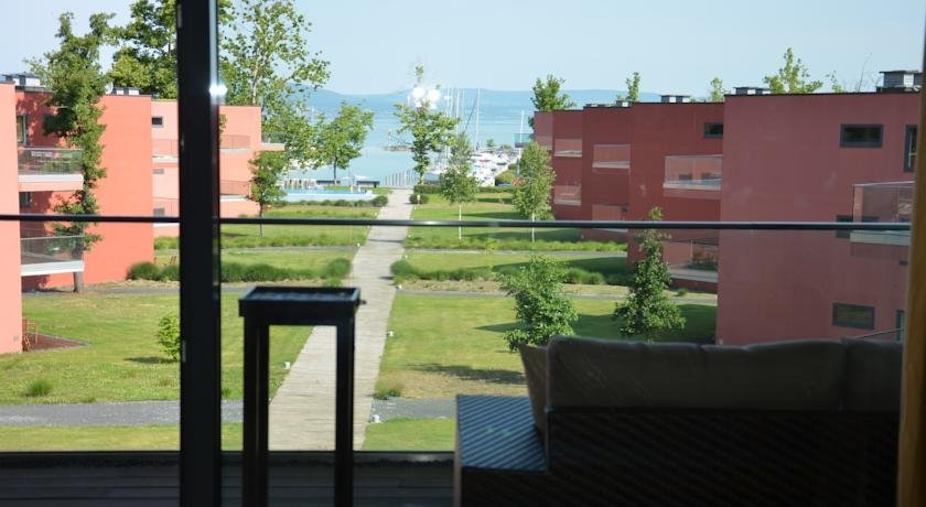 Modern Apartment with Lake View