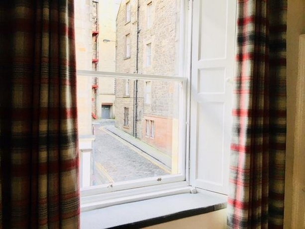 Heart Of Edinburgh City Flat