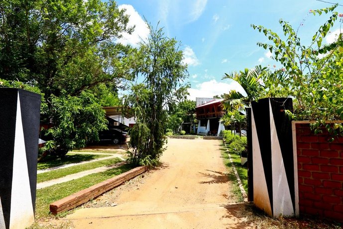 Eco Hotel Black & White - Anuradhapura