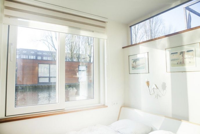 Private studio on houseboat in the centre